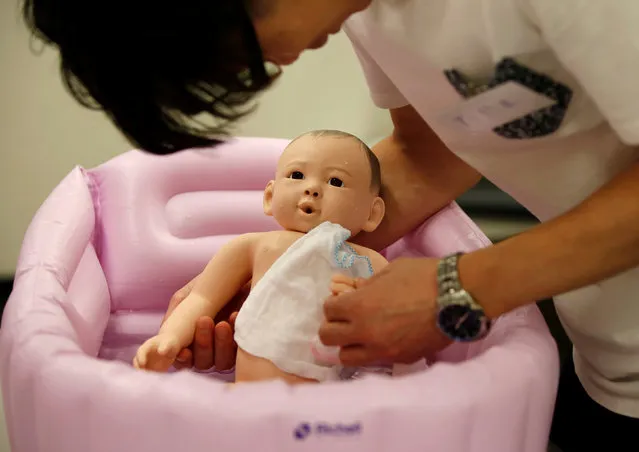 Takashi Tayama, 35, takes part in an “Ikumen” course, or child-rearing course for men, organized by Osaka-based company Ikumen University, in Tokyo, Japan September 18, 2016. (Photo by Issei Kato/Reuters)