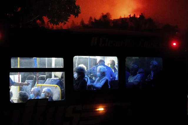 Residents of the Oakmont Gardens senior home evacuate on a bus as the Shady Fire approaches in Santa Rosa Calif., Monday, September 28, 2020. (Photo by Noah Berger/AP Photo)