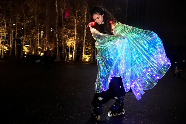 A woman with an illuminated outfit rollerblades as she celebrates the New Year, amidst the spread of the coronavirus disease (COVID-19) pandemic, in central London, Britain, January 1, 2022. (Photo by Toby Melville/Reuters)