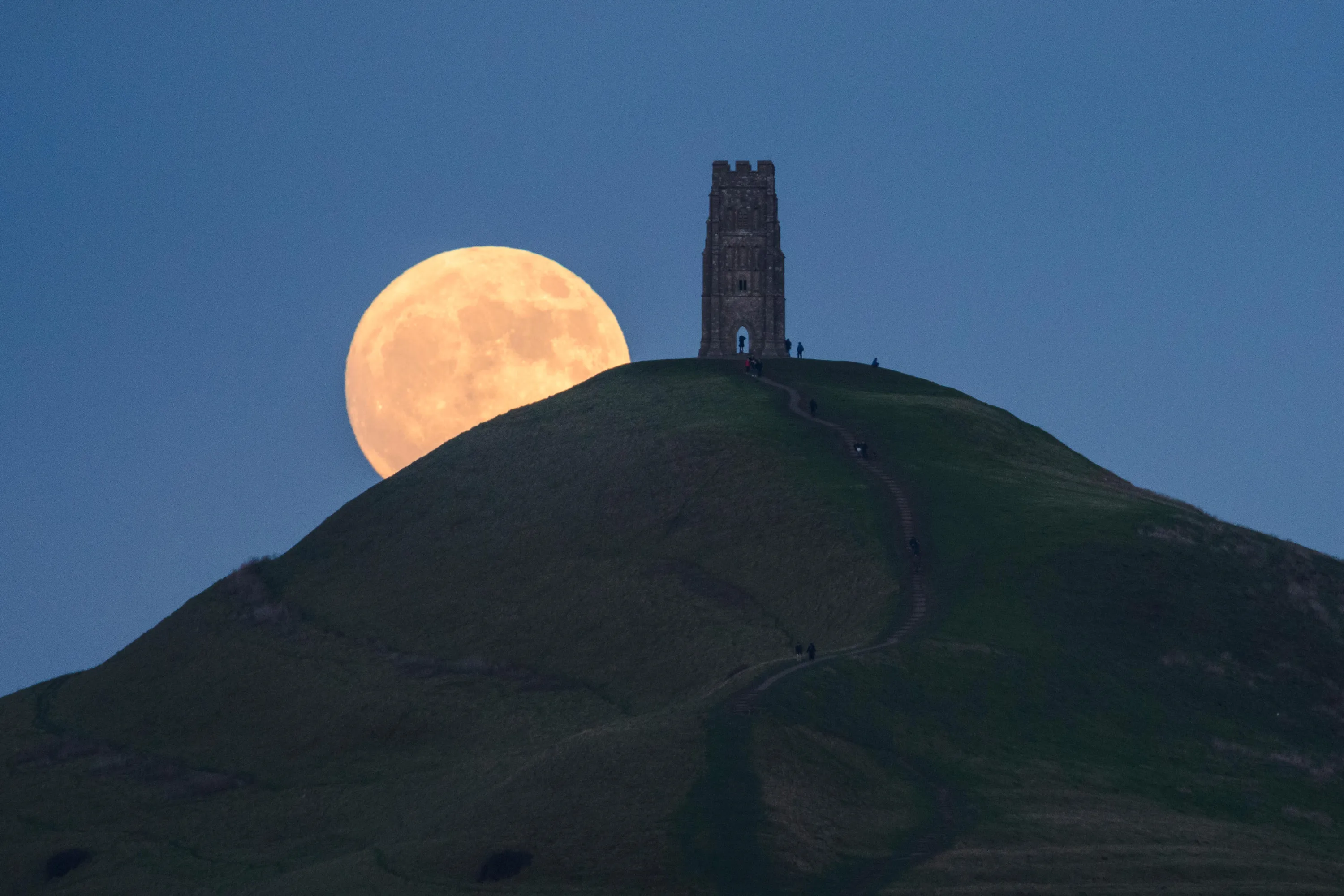 Башня на холме. Башня на Луне. Башня лунного света. Башня полнолуние. Башня полумесяц.