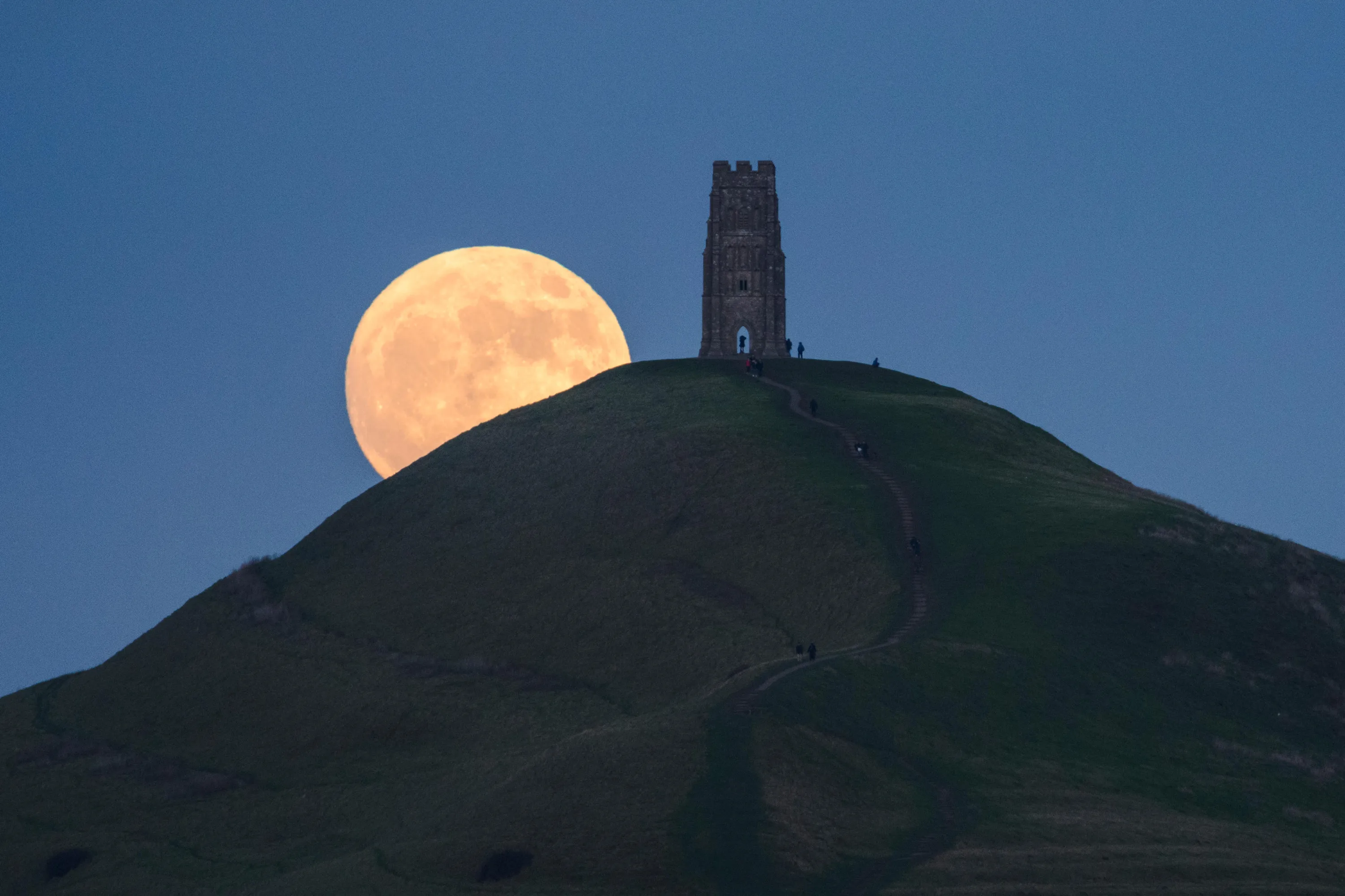 Лунные башни. Гластонбери Луна. Башня на Луне. Башни зеленой Луны. Лунный холм.