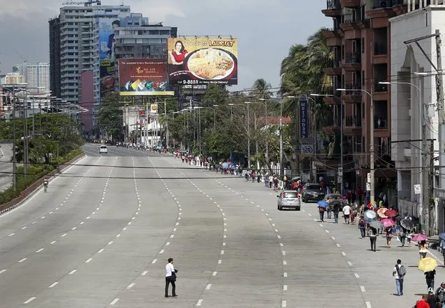 A general view of empty lanes and commuters walking as police closed off many roads leading to meeting venues of Asia-Pacific Economic Cooperation (APEC) summit in Manila, the Philippines November 16, 2015. Regional tensions over the South China Sea and security concerns after the attack by Islamist militants on Paris could eclipse efforts by Pacific-rim leaders this week to boost trade and growth across a region of around 3 billion people. (Photo by Cheryl Ravelo-Gagalac/Reuters)