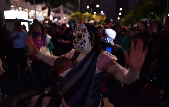 People fancy dressed as “Catrina” take part in the “Catrinas Parade” along Reforma Avenue, in Mexico City on October 23, 2016. (Photo by Yuri Cortez/AFP Photo)