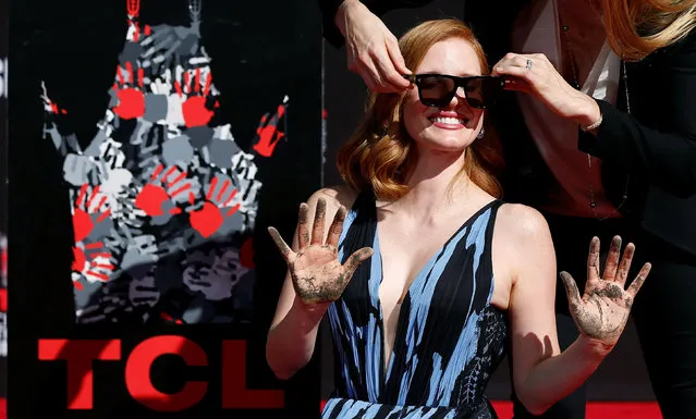 Actor Jessica Chastain is helped with her sunglasses after placing her hands in cement during a ceremony in the forecourt of the TCL Chinese theatre in Hollywood, Los Angeles, California, U.S. November 3, 2016. (Photo by Mario Anzuoni/Reuters)