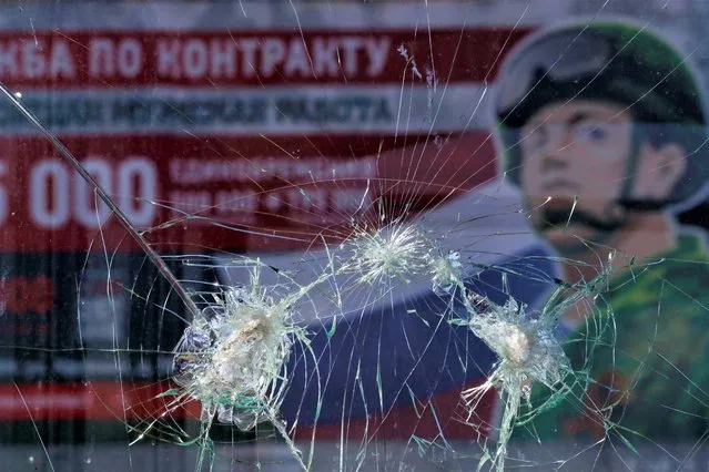 A billboard depicting a soldier, with a slogan reading “Contract service. A real man's job”, in St. Petersburg, Russia, 02 June 2023. On 24 February 2022, Russian troops entered Ukrainian territory in what the Russian president declared a “Special Military Operation”, starting an armed conflict. (Photo by Anatoly Maltsev/EPA)