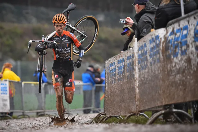 Belgian WOUT VAN AERT runs the muddy course during the Grand Prix of Wallonia cyclocross race in Francorchamps, December 13, 2015. (Photo by David Stockman/Belga via ZUMA Press)