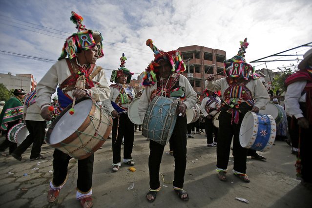 Members of the indigenous group Kayaquira participate during the Anata Andina (Andean carnival) parade in Oruro, February 12, 2015. Hundreds of ethnic groups from Oruro province participated in the carnival. (Photo by David Mercado/Reuters)