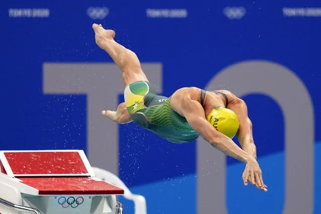 Emma Mckeon, of Australia, dives off the starting block in the women's 50-meter freestyle final at the 2020 Summer Olympics, Sunday, August 1, 2021, in Tokyo, Japan. (Photo by David Goldman/AP Photo)
