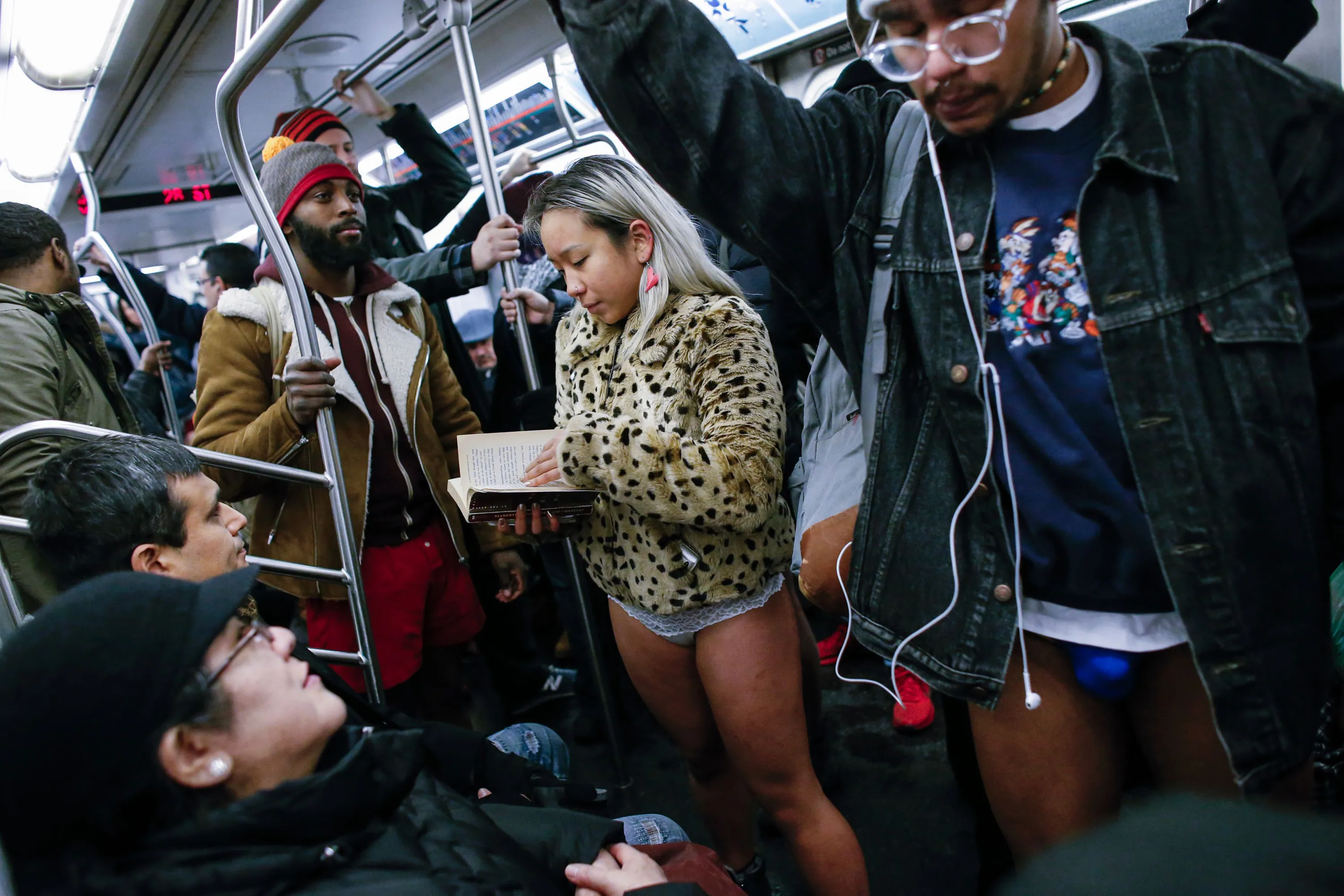 Книга продавец без штанов. В метро без штанов. No Pants Subway Ride in freezing temperatures.
