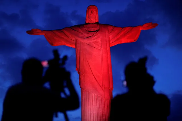 The statue of Christ the Redeemer is illuminated in red in honor of the Chinese Lunar New Year in Rio de Janeiro, Brazil, January 27, 2017. (Photo by Ueslei Marcelino/Reuters)