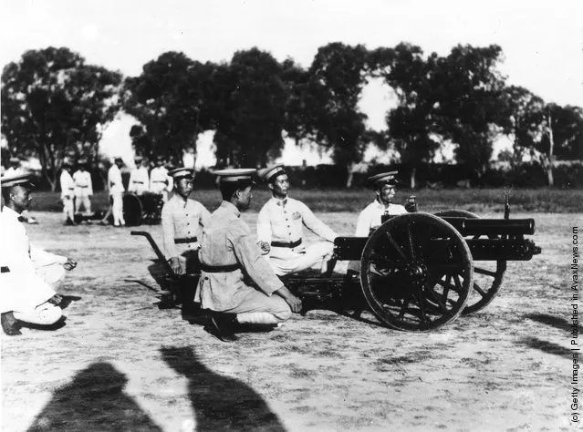 1931: Soldiers in the army of Chiang Kai-Shek at Hankow in central China test a new field gun