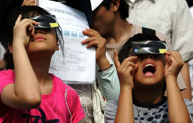 People watch the total solar eclipse at the Yonsei University on July 22, 2009 in Seoul, South Korea. The moon covered 78 percent of the sun during the solar eclipse viewed from Seoul. (Photo by Chung Sung-Jun/Getty Images)