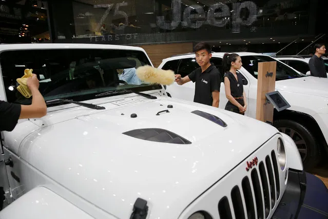 Members of staff clean Jeep vehicles displayed during Auto China 2016 auto show in Beijing April 25, 2016. (Photo by Damir Sagolj/Reuters)
