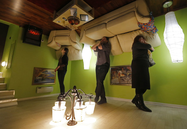 People take a tour in an “upside down home” in St. Petersburg April 10, 2014. The exhibition charges less than $10 for a walk through its three rooms and two bathrooms through the apartment. (Photo by Alexander Demianchuk/Reuters)