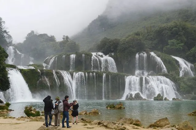 This picture taken on March 12, 2017 shows Vietnamese tourists visiting the Thac Ban Gioc or Ban Gioc falls, located on the Vietnam-China land border area in Trung Khanh district, Vietnam's northern province of Cao Bang. (Photo by Hoang Dinh Nam/AFP Photo)