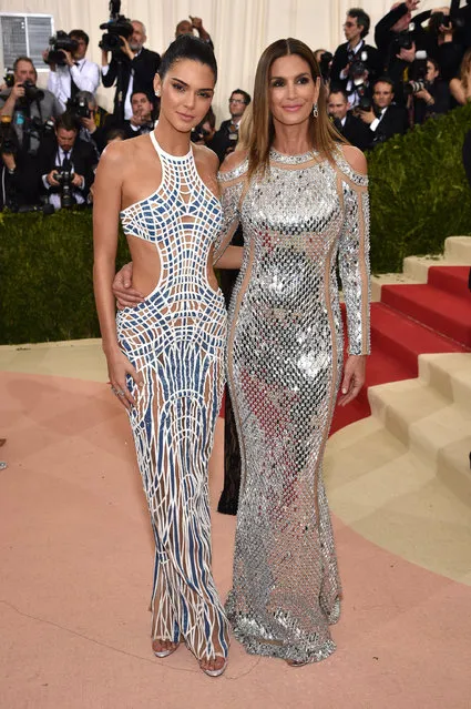 Kendall Jenner (L) and Cindy Crawford attend the “Manus x Machina: Fashion In An Age Of Technology” Costume Institute Gala at Metropolitan Museum of Art on May 2, 2016 in New York City. (Photo by Dimitrios Kambouris/Getty Images)