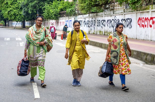 Dhaka university students walk along with their baggage as they leave University campus in Dhaka, Bangladesh, 17 July 2024. Dhaka University authorities have announced an indefinite closure of the institution amid ongoing protests demanding quota reforms in public service, one day after police reported that at least six people died and dozens injured as clashes took place during nationwide protests demanding the abolition of quotas in government jobs. (Photo by Monirul Alam/EPA/EFE)