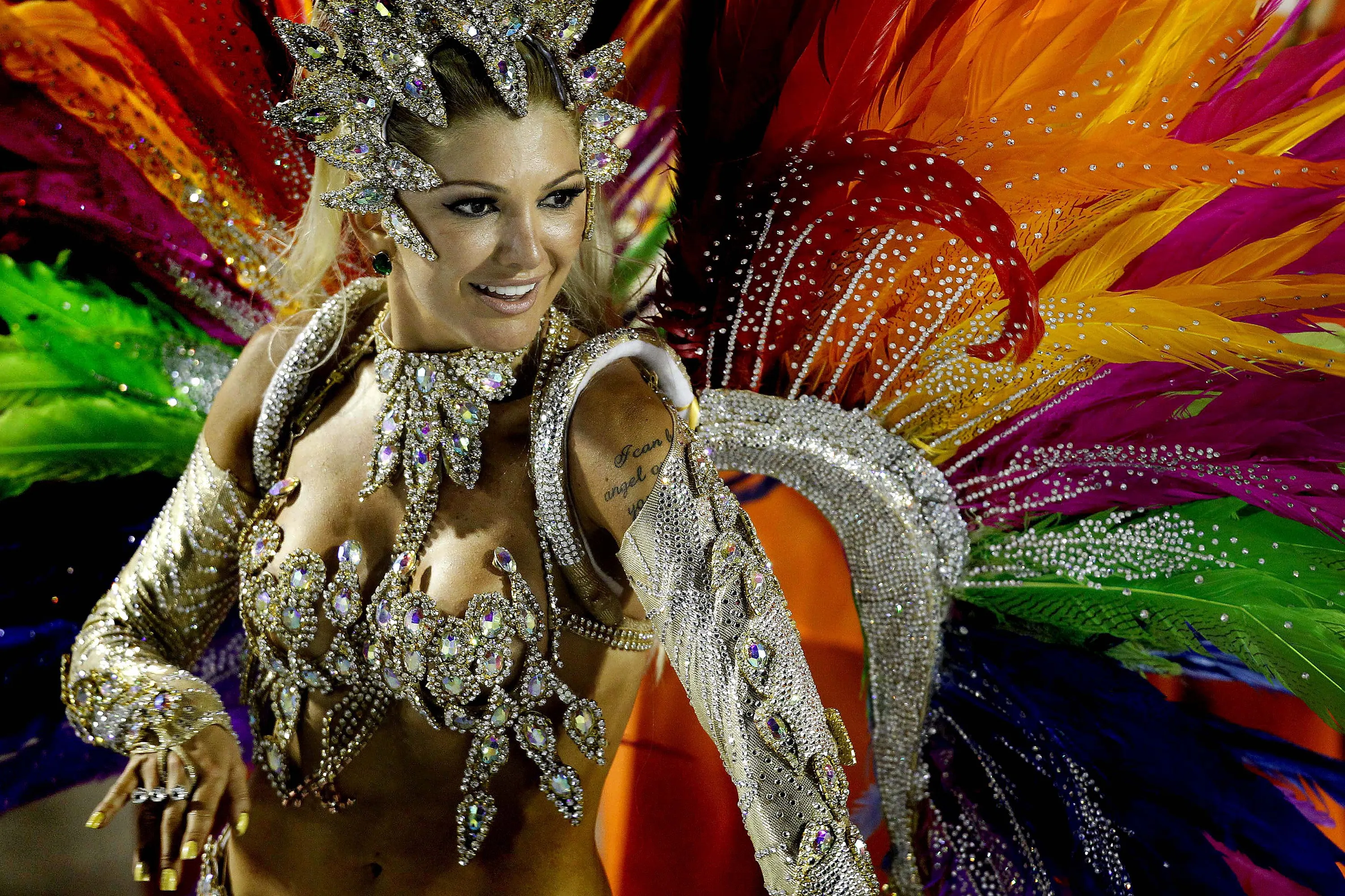 Звезды карнавала. Карнавал в Рио-де-Жанейро 2022. Вивиан Араужо карнавал Рио. Вивиана Кастро карнавал Бразилия. Карнавал в Рио-де-Жанейро (бразильский карнавал).