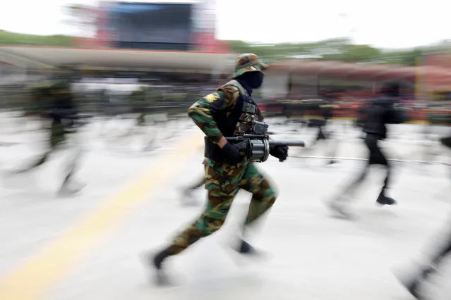 Soldiers run during a military parade to celebrate the 205th anniversary of Venezuela's independence in Caracas, Venezuela July 5, 2016. (Photo by Carlos Jasso/Reuters)
