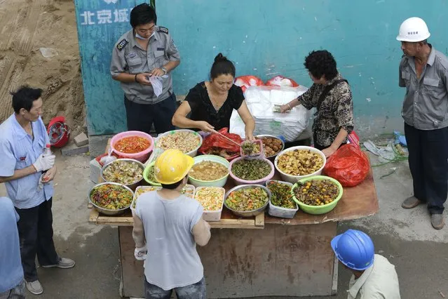 Migrant workers buy their lunch outside a construction site in Beijing, September 7, 2014. (Photo by Jason Lee/Reuters)