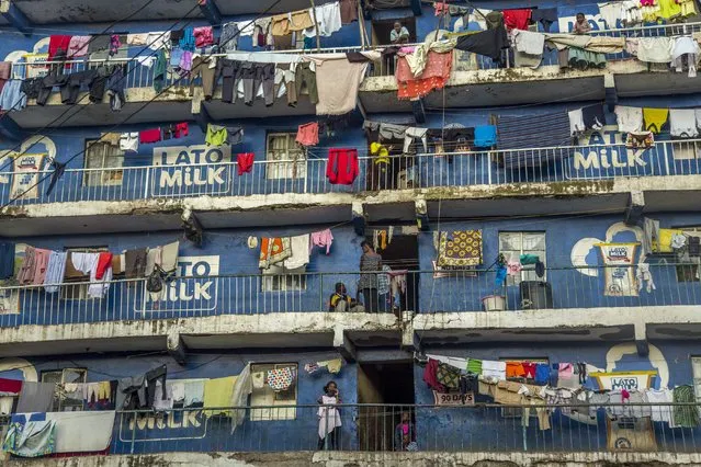 People stand on their balcony on October 28, 2017, in the Mathare slums of Nairobi, a stronghold of Kenyan opposition leader. Kenya was stuck in limbo on October 28, as a repeat election remained on hold in flashpoint opposition areas, while some picked up the pieces from violent protests that have claimed nine lives. (Photo by Georgina Goodwin/AFP Photo)