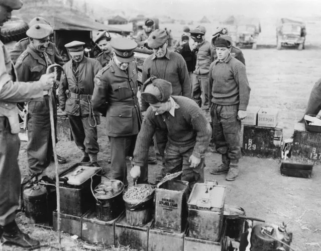 An American officer inspects a British cooking area near the front lines of battle, 22nd December 1950. (Photo by Keystone/Getty Images)