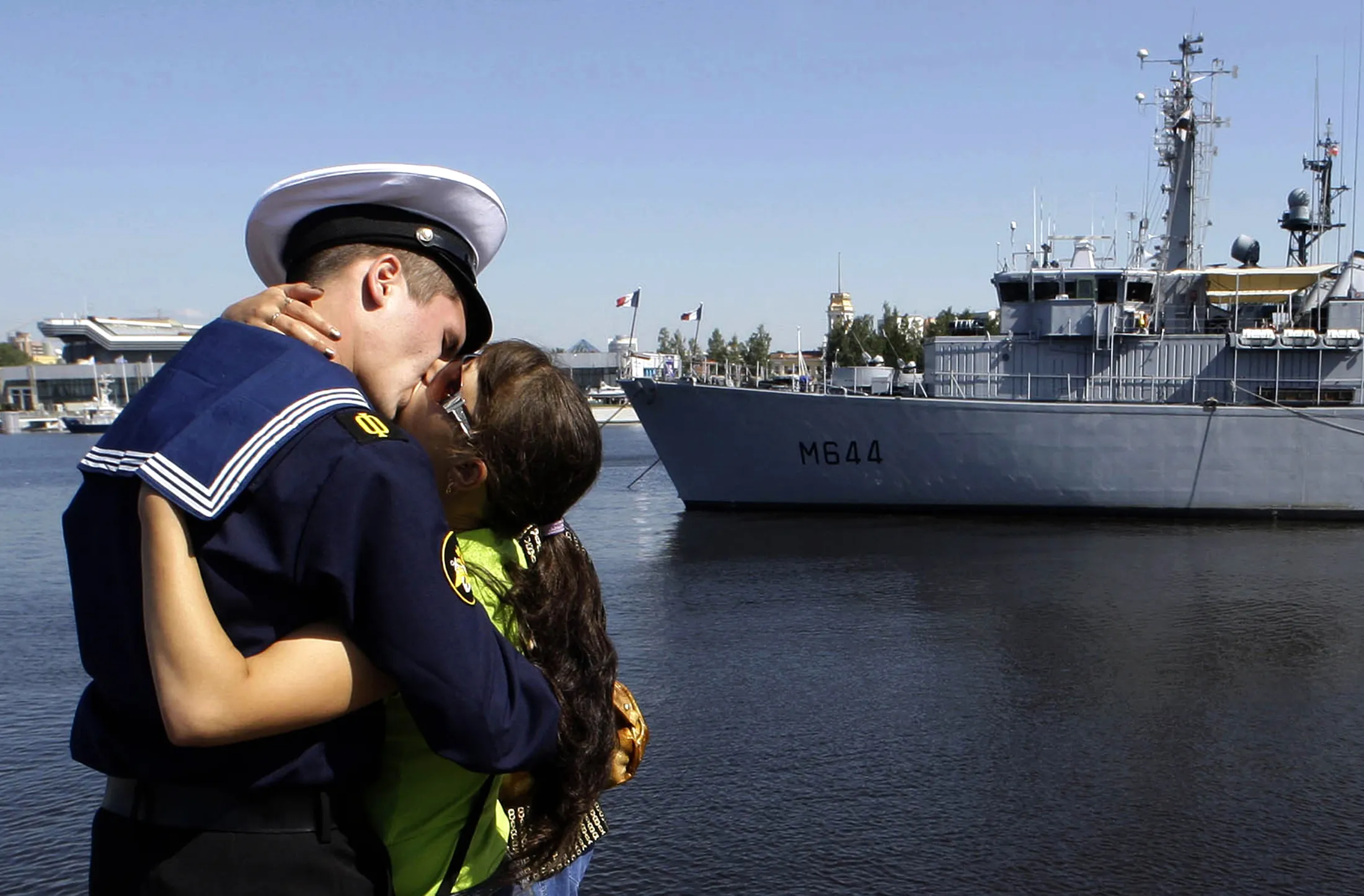 Хочу стать матросом. Девушка на корабле. Военный корабль с моряками. Моряк и девушка. Встреча моряка.