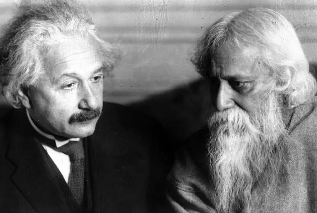 Professor Albert Einstein, author of the Theory of Relativity, calls upon Rabindranath Tagore, right, noted Indian poet and philosopher, in New York, December 15, 1930. (Photo by AP Photo)