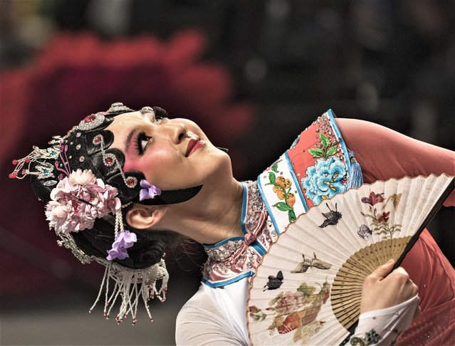 Sydney Peng, 19, who has been dancing for eleven years, performs a Chinese opera dance in celebration of the Lunar New Year, in the rotunda of the Mall of America in Bloomington, Minn., on Sunday, January 22, 2023. (Photo by Richard Tsong-Taatariii/Star Tribune via AP Photo)