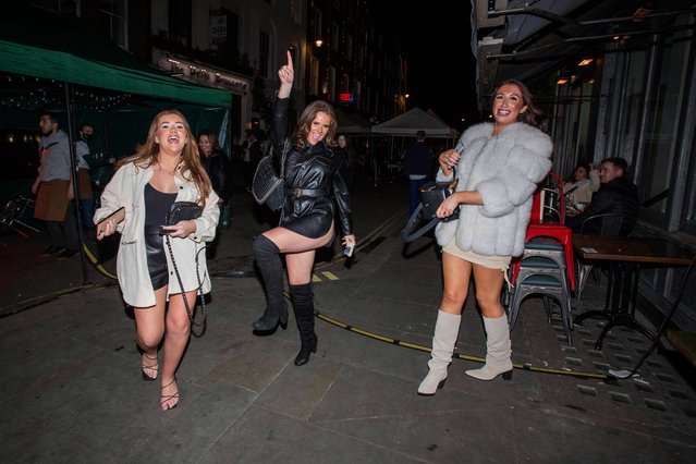 People party on a street as pubs shut for the night due to tier 3 restrictions in Soho, as the spread of the coronavirus disease (COVID-19) continues in London, Britain, December 15, 2020. (Photo by London News Pictures)