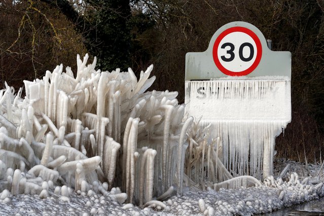 A frozen road sign and hedgerow are covered in icicles, as Storm Darcy affects large parts of the country, in Shenley, Hertfordshire, Britain on February 10, 2021. (Photo by Paul Childs/Reuters)