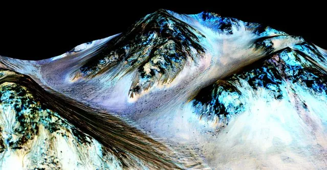 Dark, narrow, 100 meter-long streaks on Mars inferred to have been formed by contemporary flowing water are seen in an image produced by NASA, the Jet Propulsion Laboratory (JPL) and the University of Arizona. Scientists have found the first evidence that briny water may flow on the surface of Mars during the planet's summer months, a paper published on Monday showed. (Photo by Reuters/NASA/JPL/University of Arizona)