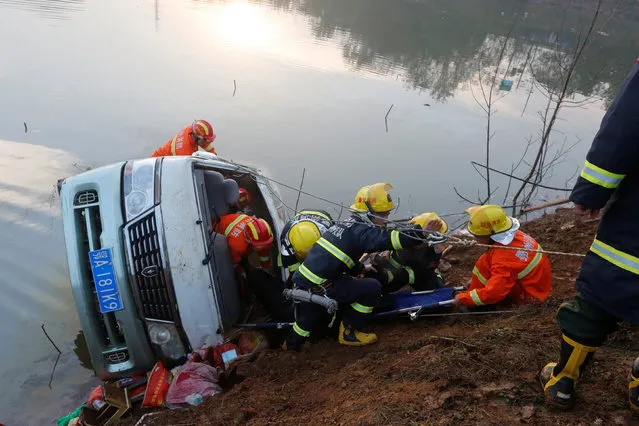 Rescue workers pull a van out of water after an accident killed at least 18 people, in Ezhou, Hubei province, China, December 2, 2016. (Photo by Reuters/Stringer)