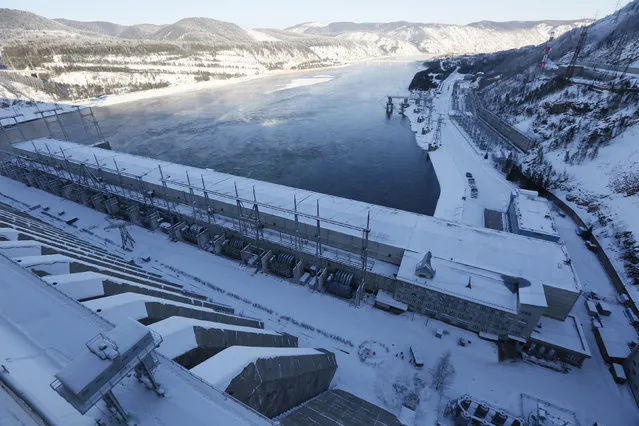 A general view from the dam of the Krasnoyarsk hydro-electric power station shows the Yenisei River near the Siberian city of Krasnoyarsk, Russia, January 13, 2016. (Photo by Ilya Naymushin/Reuters)