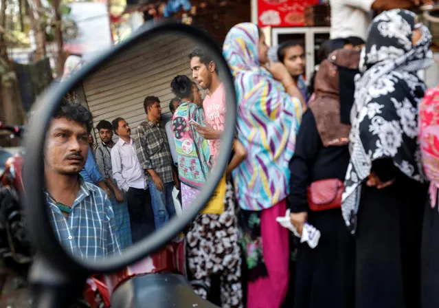 People queue outside a bank to withdraw cash and deposit their old high denomination banknotes in Mumbai, India December 2, 2016. (Photo by Danish Siddiqui/Reuters)