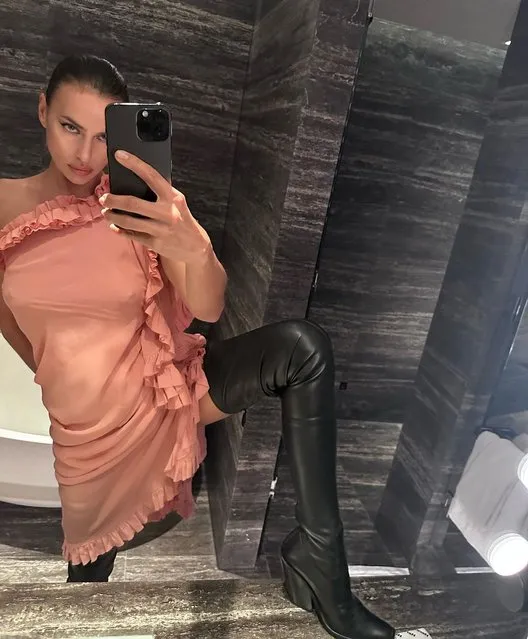 Russian model Irina Shayk kicks up her leg in a mirror selfie in the second decade of September 2023 in London. (Photo by Irinashayk/Instagram)