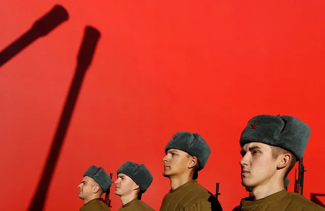 Participants dressed in historical uniforms take part in a rehearsal for the parade in Moscow's Red Square in Moscow on November 7, 2018. (Photo by Maxim Shemetov/Reuters)