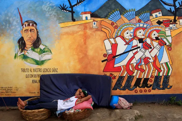 A man takes a nap in front of a mural in Diriamba, Nicaragua January 27, 2017. (Photo by Oswaldo Rivas/Reuters)
