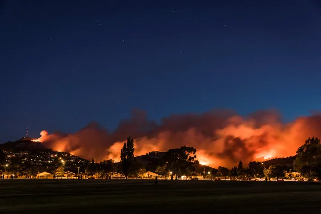 Wildfires threaten a suburb of Christchurch on New Zealand's South Island taken after sunset, February 15, 2017. (Photo by Mark Hannah Photography/Reuters)