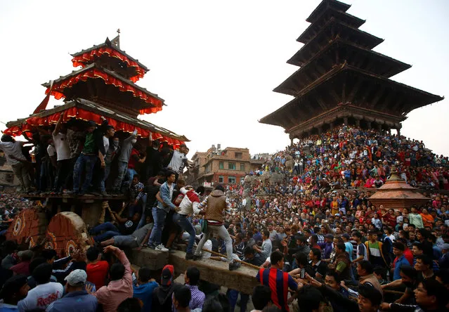 Devotees pull the chariot of God Bhairab during the Biska Festival also known as Bisket festival in Bhaktapur, Nepal April 10, 2017. (Photo by Navesh Chitrakar/Reuters)