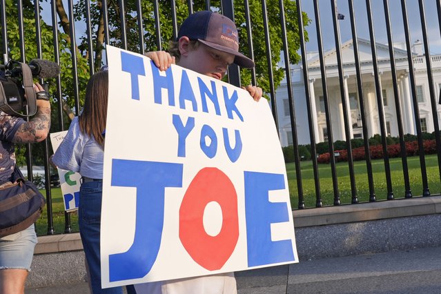 Hugh Kieve, 10, of Washington, holds a sign outside the White House in Washington, Sunday, July 21, 2024, as he and his family come out to show support for President Joe Biden. Biden dropped out of the 2024 race for the White House on Sunday, ending his bid for reelection following a disastrous debate with Donald Trump that raised doubts about his fitness for office just four months before the election. (Photo by Susan Walsh/AP Photo)