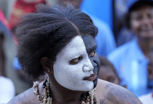 A traditional dancer waits for the arrival of Pope Francis at Caritas Technical Secondary School in Port Moresby, Papua New Guinea, Saturday, September 7, 2024. (Photo by Mark Baker/AP Photo)