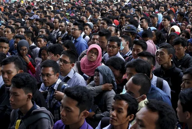 Job seekers queue at the Indonesia Spectacular Job Fair 2015 at Gelora Bung Karno stadium in Jakarta August 12, 2015. (Photo by Reuters/Beawiharta)