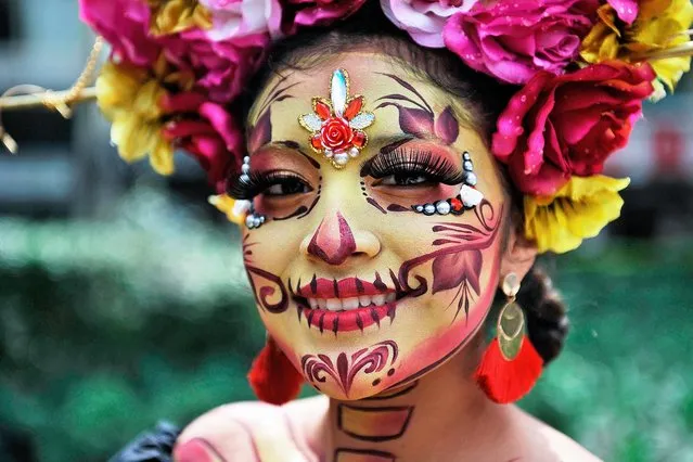 A woman fancy dressed as Catrina takes part in the “Catrinas Parade” along Reforma Avenue, in Mexico City on October 26, 2019. (Photo by Claudio Cruz/AFP Photo)