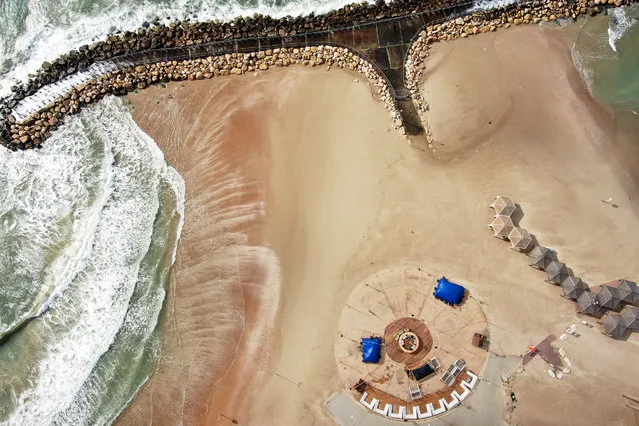 An aerial view shows a closed restaurant by the shore of the Mediterranean Sea after Israel urged people to stay at home to prevent the spread of coronavirus disease (COVID-19), in Tel Aviv, Israel on March 19, 2020. (Photo by Nir Elias/Reuters)