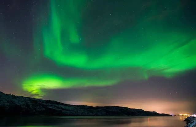 The Aurora Borealis or Northern Lights illuminate the night sky on November 12, 2015 near the town of Kirkenes in northern Norway. (Photo by Jonathan Nackstrand/AFP Photo)
