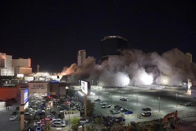 The Riviera casino's Monte Carlo tower and adjacent buildings are imploded in Las Vegas Tuesday, August 16, 2016. The Las Vegas Convention and Visitors Authority now owns the property and is spending $42 million to level the 13-building site. (Photo by Steve Marcus/Las Vegas Sun via AP Photo)