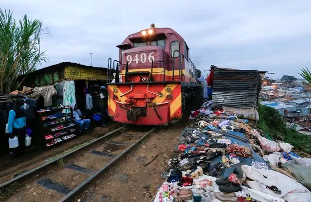 A commuter train arrives at a makeshift station, amid the spread of the coronavirus disease (COVID-19), at the Kibera slums, in Nairobi, Kenya on July 6, 2020. (Photo by Thomas Mukoya/Reuters)