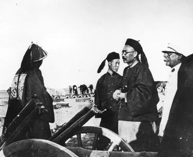 Colonel Guillot showing a bespectacled Chinese general the French guns during the Boxer rebellion, circa 1900. (Photo by Henry Guttmann/Getty Images)