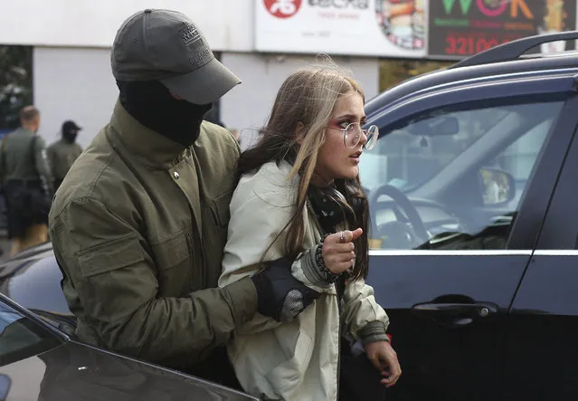 Police officer detains a woman during an opposition rally to protest the official presidential election results in Minsk, Belarus, Saturday, September 19, 2020. (Photo by TUT.by via AP Photo)